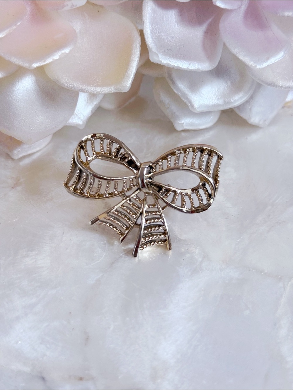 Vintage Gold Tone Open Filigree Ribbon brooch Gerry’s